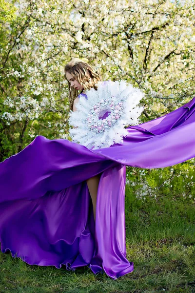 Красива Молода Жінка Фіолетовій Сукні Тримає Білу Різдвяну Прикрасу Весняному — стокове фото