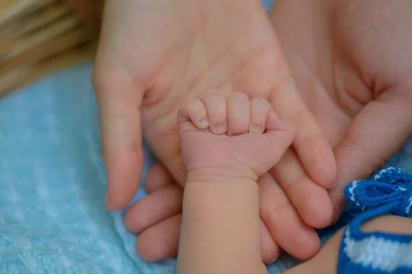 新生儿的手在母亲的手里 婴儿的脚在父亲手里 死了或坏掉了的父亲 坏疽母亲和孩子 脚踏在手掌的保护下 快乐家庭的概念 母性的概念形象 — 图库照片
