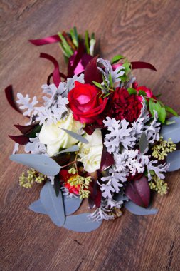 Mumlar ve süslemelerle Noel süslemeleri. Lüks bir otelin içinde. Düğün buketi masada.