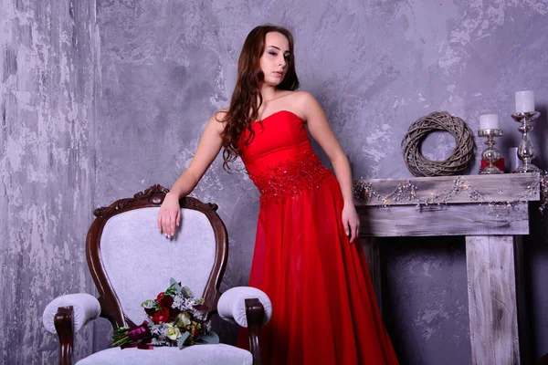 Kobieta Czerwonej Sukience Kobieta Czerwonej Sukience Siedzi Krześle Piękna Młoda — Zdjęcie stockowe