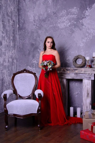 Frau Roten Kleid Frau Rotem Kleid Auf Einem Stuhl Sitzend — Stockfoto