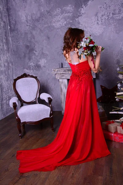 Frau Roten Kleid Frau Rotem Kleid Auf Einem Stuhl Sitzend — Stockfoto