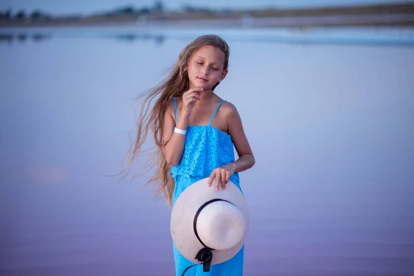 Маленька Дівчинка Капелюхом Позує Піщаному Пляжі — стокове фото