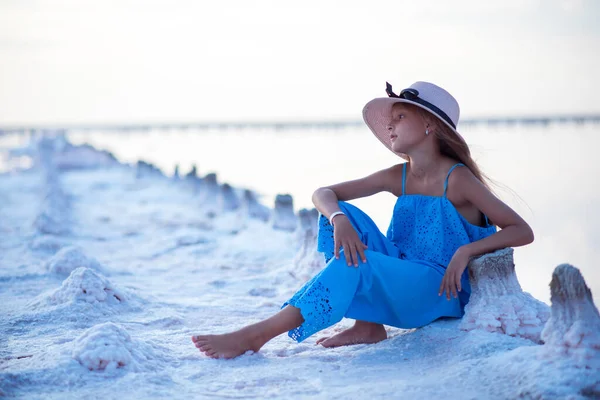 Porträt Eines Glücklichen Kleinen Mädchens Mit Hut Der Nähe Des — Stockfoto