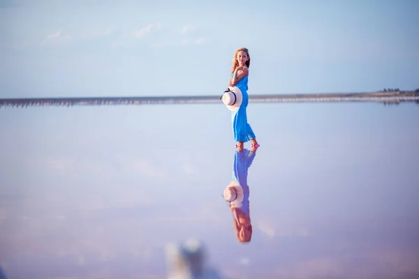 Reisen Schöne Mädchen Auf Dem See Kind Strand Schöner Sonnenuntergang — Stockfoto