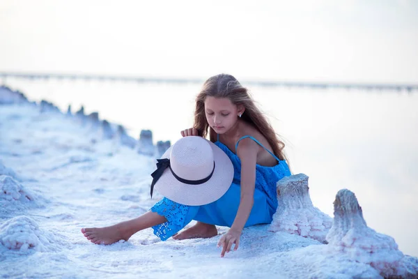 Dziewczyna Morzu Młoda Kobieta Niebieskiej Sukience Młoda Kobieta Nad Jeziorem — Zdjęcie stockowe