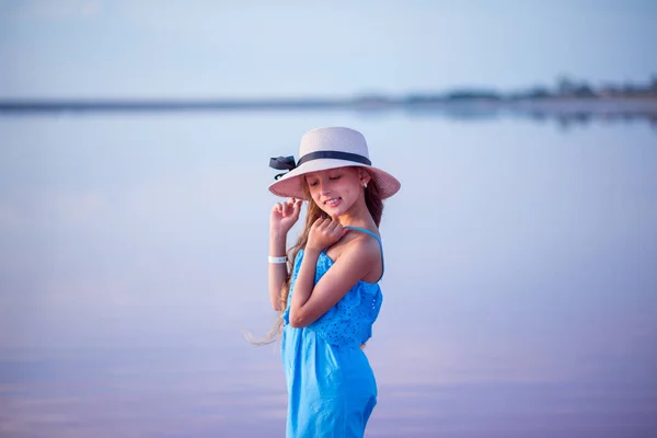 ปภาพของเด กสาวท ความส บหมวกใกล ทะเล นหย ดฤด — ภาพถ่ายสต็อก