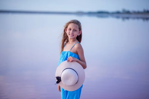 Подорожує Красива Дівчина Озері Дитина Пляжі Прекрасний Захід Сонця Портрет — стокове фото