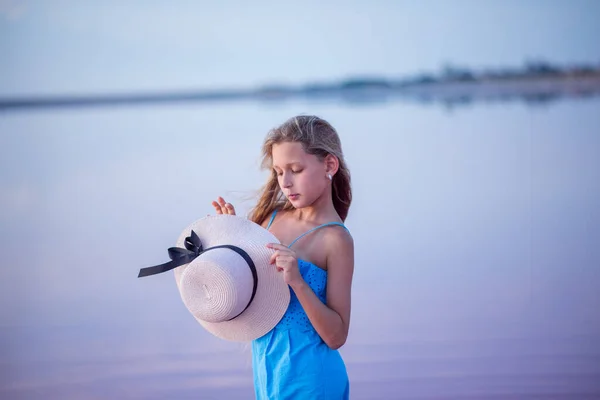 Mädchen Mit Hut Strand Schöne Langhaarige Mädchen Bei Sonnenuntergang Rosafarbenen — Stockfoto