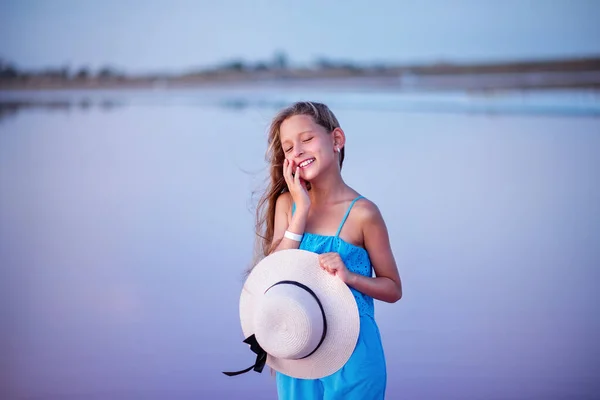 Una Chica Con Sombrero Playa Hermosa Chica Pelo Largo Atardecer — Foto de Stock