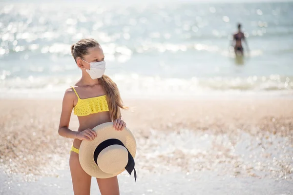 Schöne Mädchen Allein Strand Einer Medizinischen Maske Eine Krise Wie — Stockfoto