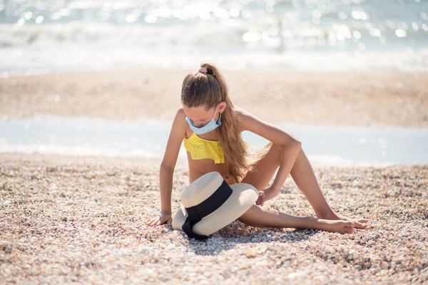 Schöne Mädchen Allein Strand Einer Medizinischen Maske Eine Krise Wie — Stockfoto