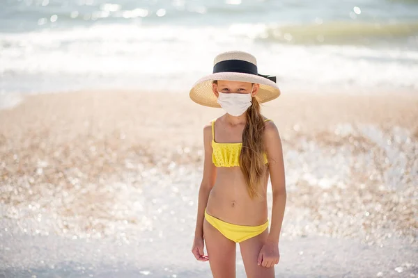 Beautiful Girl Alone Beach Medical Mask Crisis How Wear Mask — Stock Photo, Image