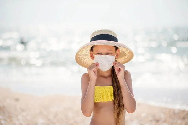 Beautiful Girl Alone Beach Medical Mask Crisis How Wear Mask — Stock Photo, Image