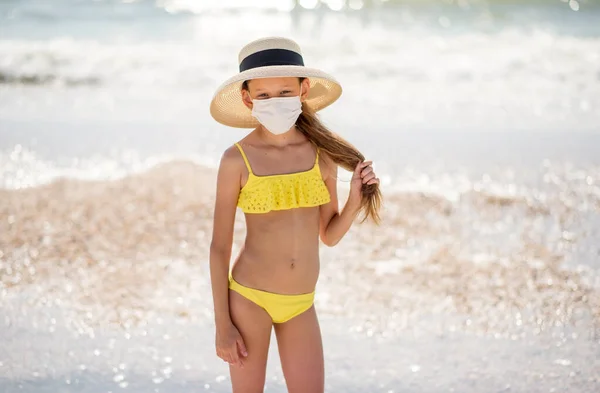 Schöne Mädchen Allein Strand Einer Medizinischen Maske Eine Krise Wie — Stockfoto
