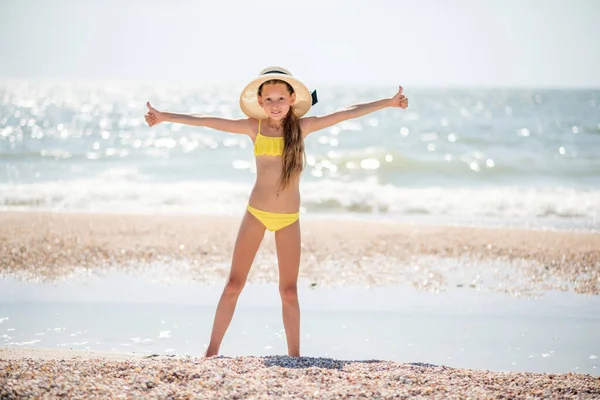 Glückliches Kleines Mädchen Mit Gelbem Badeanzug Und Hut Meeresstrand — Stockfoto