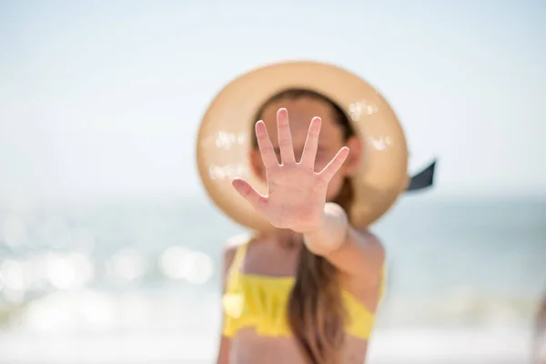 Child Beach Puts Medical Mask Coronavirus Crisis Safe Spend Time — Stock Photo, Image