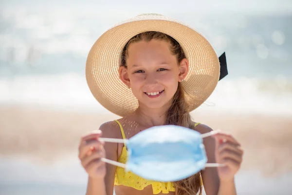 Niño Playa Pone Una Máscara Médica Coronavirus Crisis Seguro Pasar — Foto de Stock