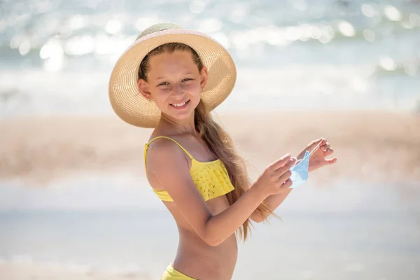 Ein Kind Strand Setzt Sich Eine Medizinische Maske Auf Coronavirus — Stockfoto