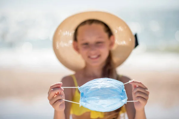 Niño Playa Pone Una Máscara Médica Coronavirus Crisis Seguro Pasar — Foto de Stock