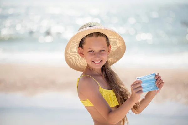 Child Beach Puts Medical Mask Coronavirus Crisis Safe Spend Time — Stock Photo, Image