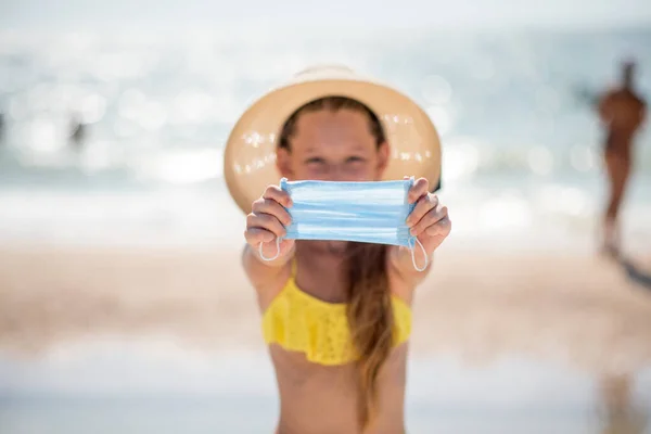 Ein Kind Strand Setzt Sich Eine Medizinische Maske Auf Coronavirus — Stockfoto