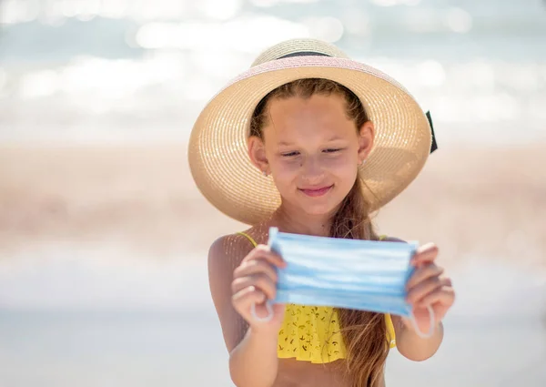 Ein Kind Strand Setzt Sich Eine Medizinische Maske Auf Coronavirus — Stockfoto