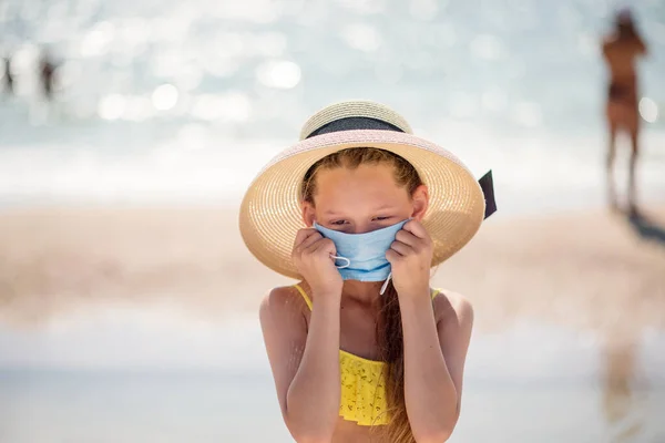 Ein Kind Strand Setzt Sich Eine Medizinische Maske Auf Coronavirus — Stockfoto