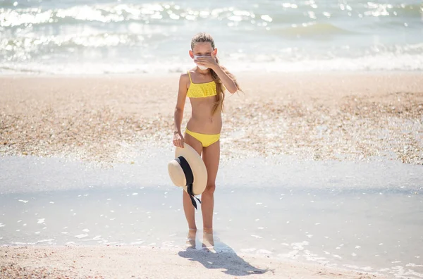 Coronovirus Rest Girl Beach Medical Mask Insulation Child Beach Relaxing — Stock Photo, Image