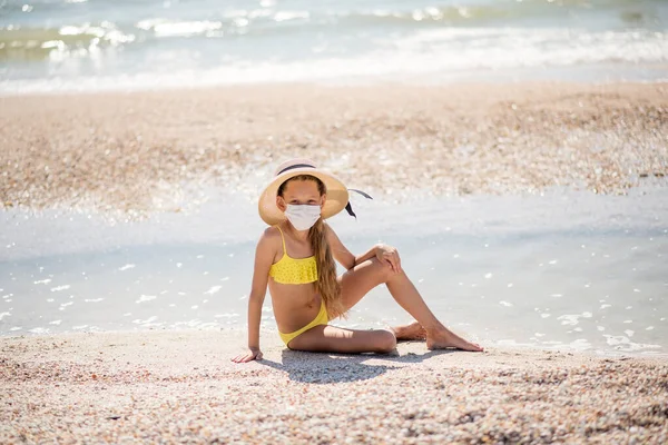 Coronovirus Rest Girl Beach Medical Mask Insulation Child Beach Relaxing — Stock Photo, Image