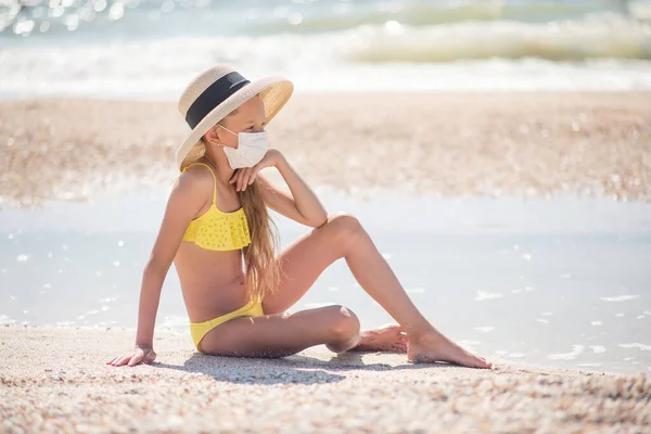 Koronowirus Odpoczynek Dziewczyna Plaży Masce Medycznej Izolacja Dziecko Plaży Relaksuje — Zdjęcie stockowe