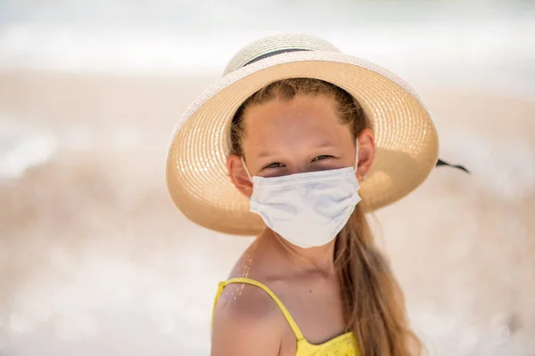 Bambino Sulla Spiaggia Indossa Una Maschera Medica Coronavirus Crisi Sicuro — Foto Stock