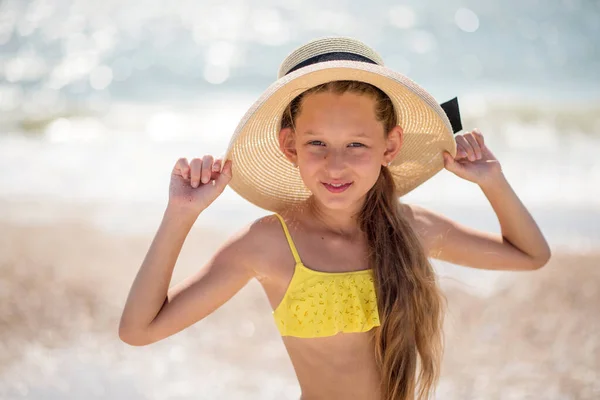 Mladá Žena Bikinách Dívka Klobouku Krásná Dívka Dlouhými Vlasy Žlutých — Stock fotografie