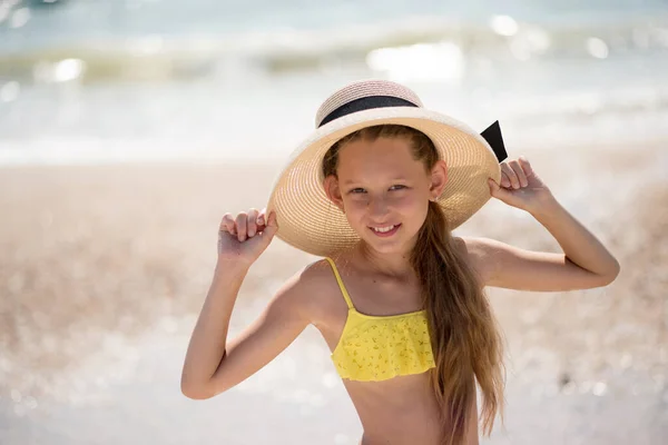 Junge Frau Bikini Mädchen Mit Hut Schöne Mädchen Mit Langen — Stockfoto