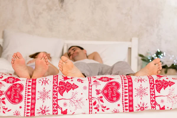 Jong Stel Bed Met Cadeau Gelukkig Gezin Met Kerstcadeautjes Romantische — Stockfoto