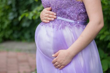 Karnını tutan hamile kadın.