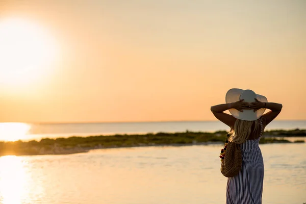 Frau Strand Frau Strand Bei Sonnenuntergang Junge Frau Weißen Kleid — Stockfoto