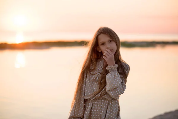 Красива Дівчина Танцює Заході Сонця Біля Океану Дівчина Пляжі Дитина — стокове фото