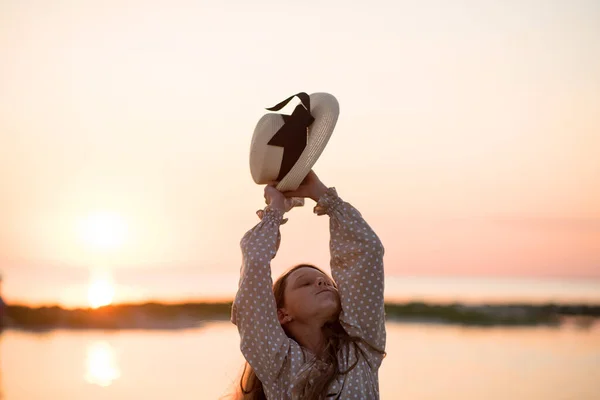 Piękna Dziewczyna Tańcząca Zachodzie Słońca Nad Oceanem Dziewczyna Plaży Dziecko — Zdjęcie stockowe