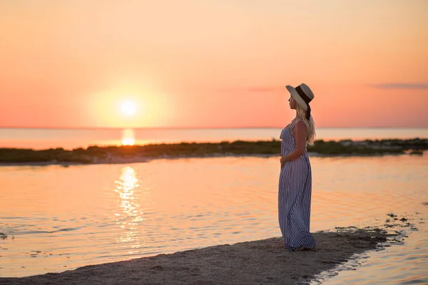 Frau Strand Frau Strand Bei Sonnenuntergang Junge Frau Weißen Kleid — Stockfoto