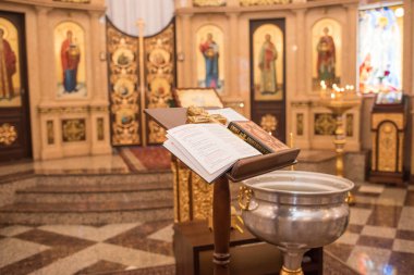 Kilisenin içinde. Kilisede dua ediyorum. Vaftizin kutsallığı. Tapınak. Tapınaktaki simgeler