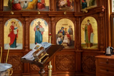 Kilisenin içinde. Kilisede dua ediyorum. Vaftizin kutsallığı. Tapınak. Tapınaktaki simgeler