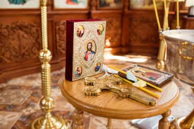 Kilisenin içinde. Kilisede dua ediyorum. Vaftizin kutsallığı. Tapınak. Tapınaktaki simgeler