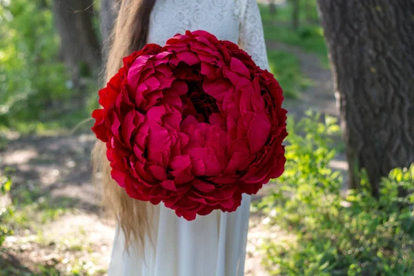 Une Grande Fleur Dans Les Mains Fille Pivoine Bricolée Fleurs — Photo