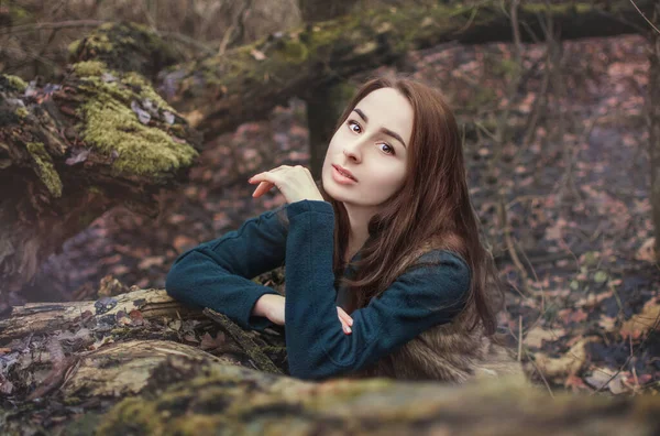 Portret Pięknej Młodej Kobiety Jesiennym Lesie Dziewczyna Patrzy Górę Uśmiecha — Zdjęcie stockowe