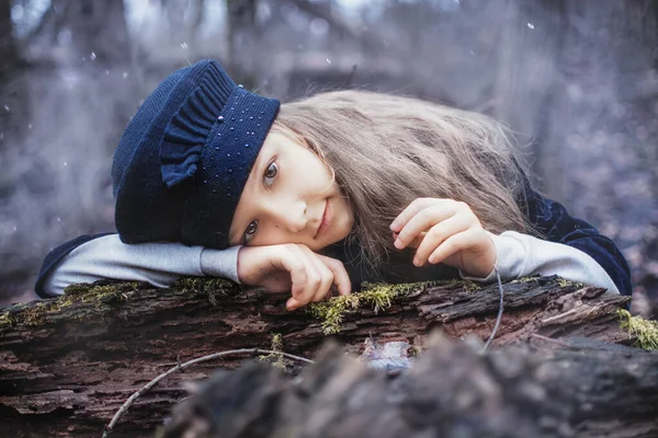 Mujer Joven Bosque Invierno Chica Bosque Mujer Joven Abrigo Piel — Foto de Stock