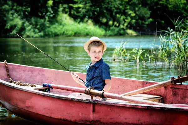 ボートで釣りをする少年は — ストック写真