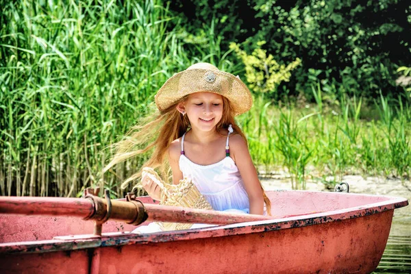 Una Niñita Barco Una Mujer Joven Bote Feliz Chica Hermosa — Foto de Stock