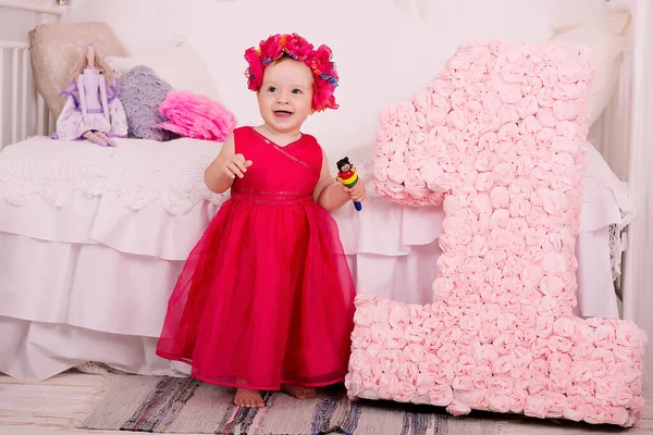 Menina Vestido Rosa Com Uma Boneca Menina Vestido Rosa Aniversário — Fotografia de Stock