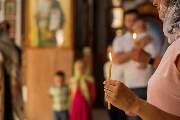 Kiliseler. Bir çocuğun vaftiz töreni. Vaftiz töreni. Tapınaktaki simgeler.